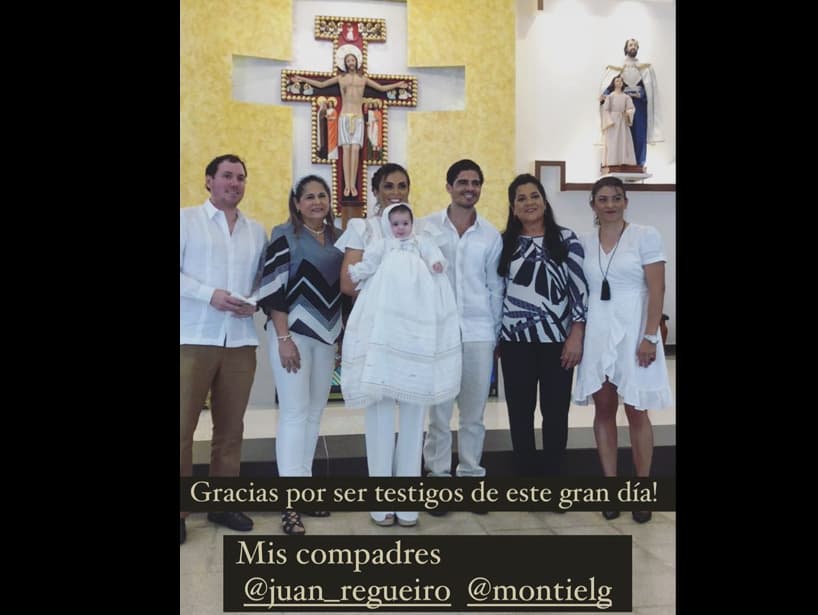 Esta fue la única foto dentro de la iglesia que compartió Alejandra, ya que prefirió mostrar cómo festejó en compañía de sus seres queridos.