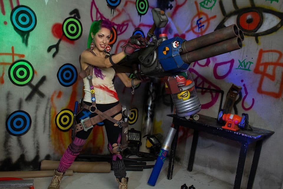 Su cosplay está lleno de intensidad y color.