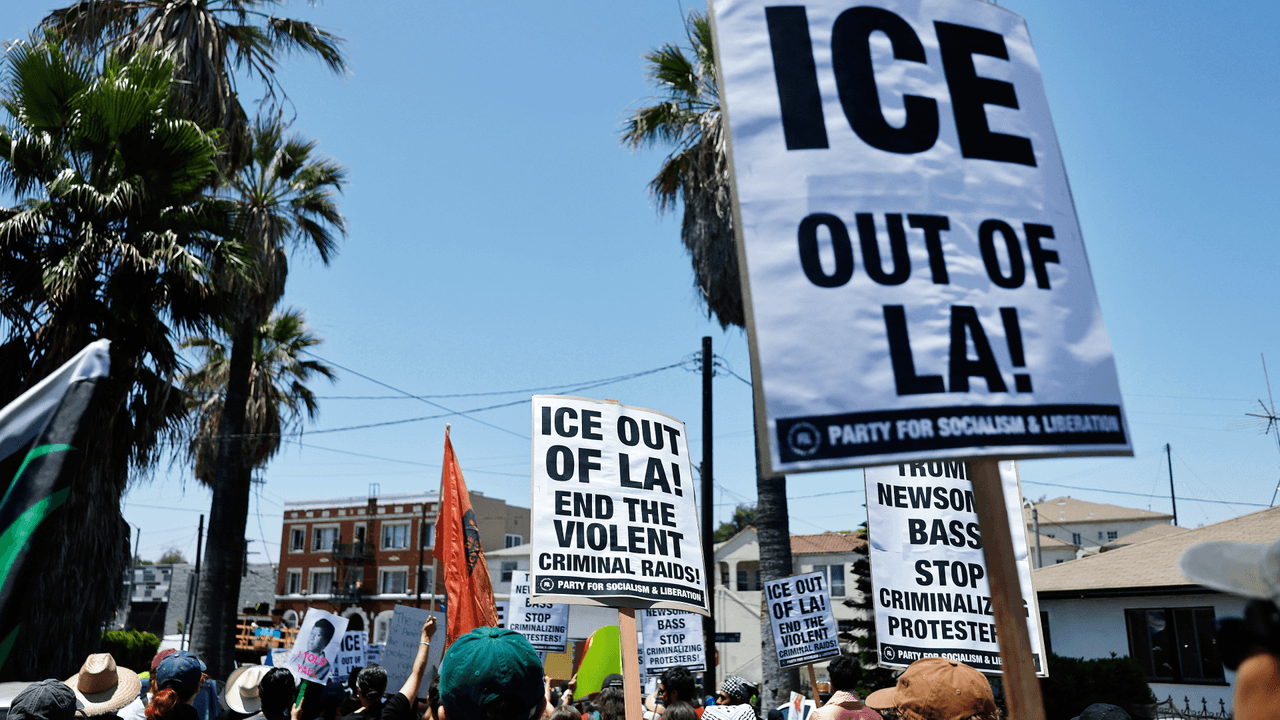 Organizaciones proinmigrantes demandan al DHS y ICE por las redadas en Los Ángeles