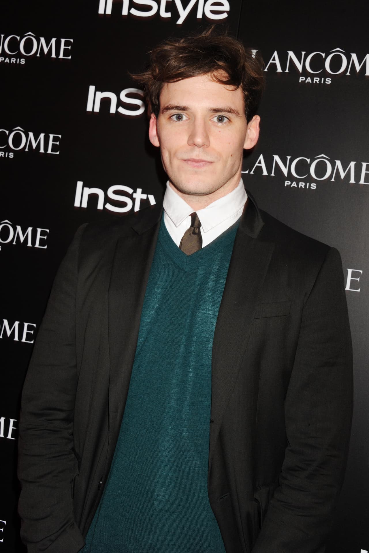 Antes de ser actor, Sam probó suerte como futbolista, pero cambió de opinión cuando se rompió un tobillo y estudió en la Escuela de Música y Arte Dramático de Londres, junto a Jeremy Irvine.