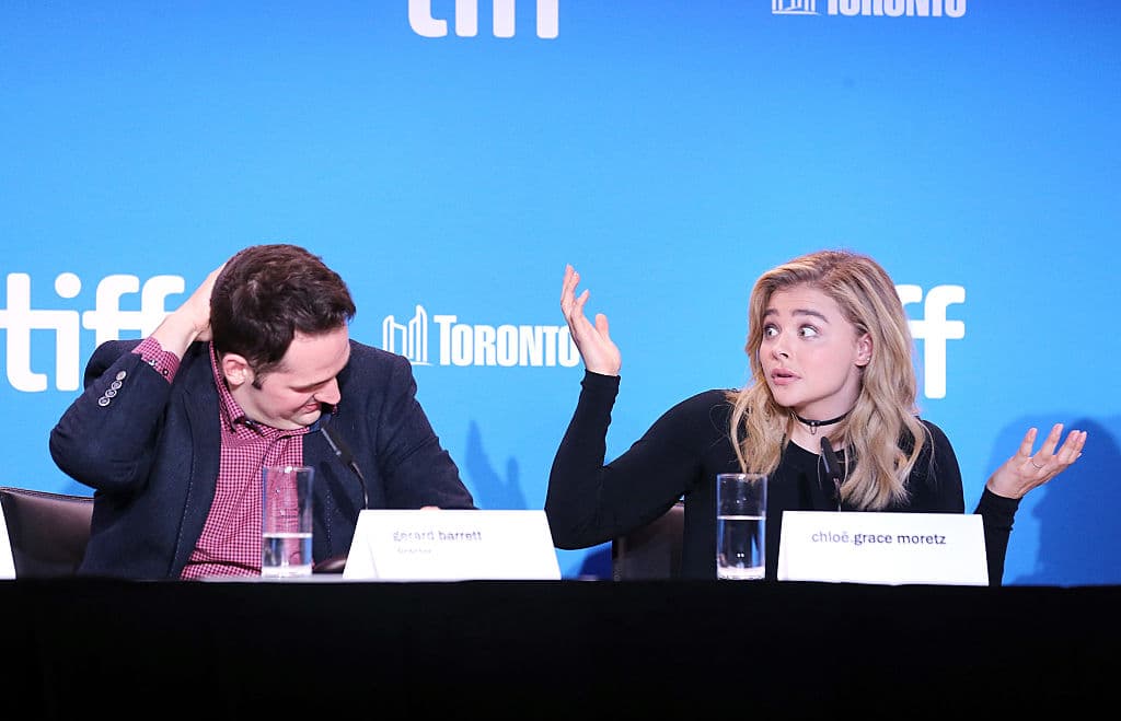 Una más de festival, en esta ocasión del de Toronto en 2016. La cara de Chloë es lo máximo. El caballero es Gerard Barrett, director de la película dramática Brain on Fire, basada en las memorias de Susannah Cahalan, Moretz fue la protagonista.