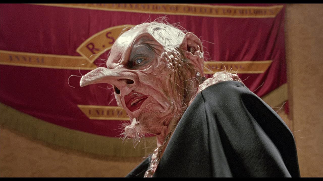 Para convertirse en la gran bruja, Anjelica Huston debía someterse a una larga jornada de maquillaje, ya que se requerían de seis o siete horas para lograr ese espantoso look, más otro par de horas para quitarlo.
