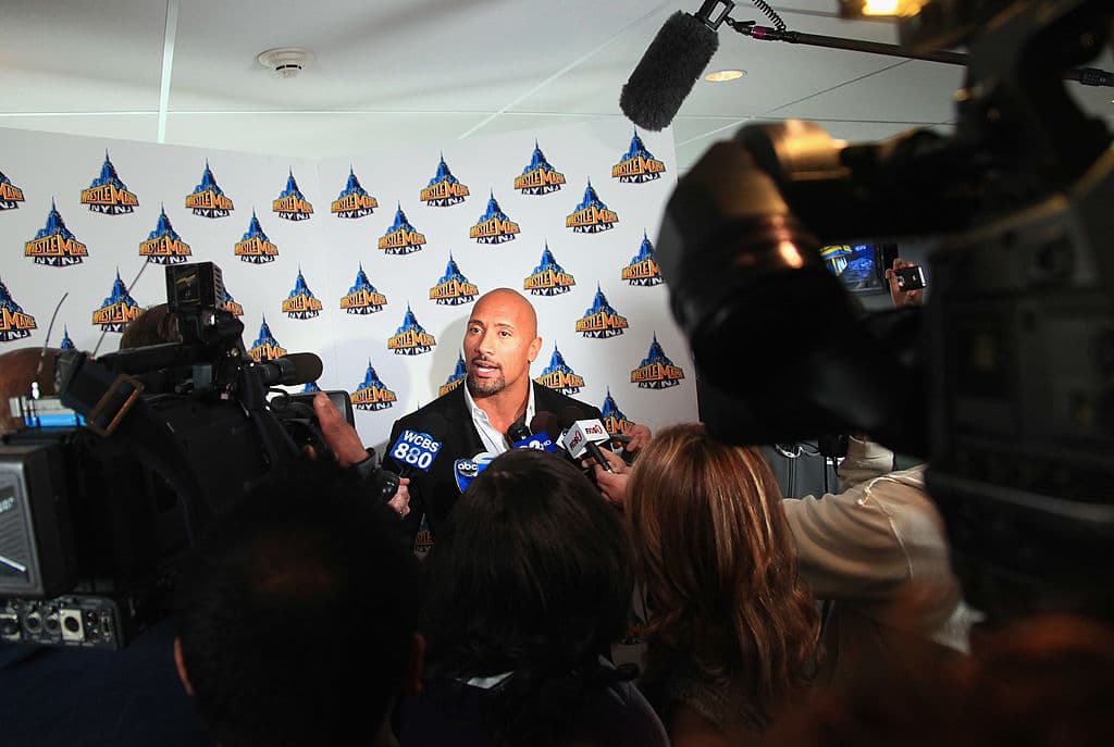 Como cuando estás rodeado y todos están encima de ti. En esta foto el luchador de la WWE Dwayne de una conferencia de prensa para anunciar un importante evento internacional, Wrestle Mania XXIX, en el MetLife Stadium el 16 de febrero de 2012, en East Rutherford, Nueva Jersey.
