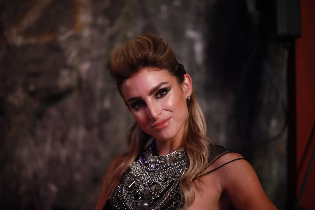¿Apoco no parece modelo de pasarela con ese peinadazo y maquillaje?