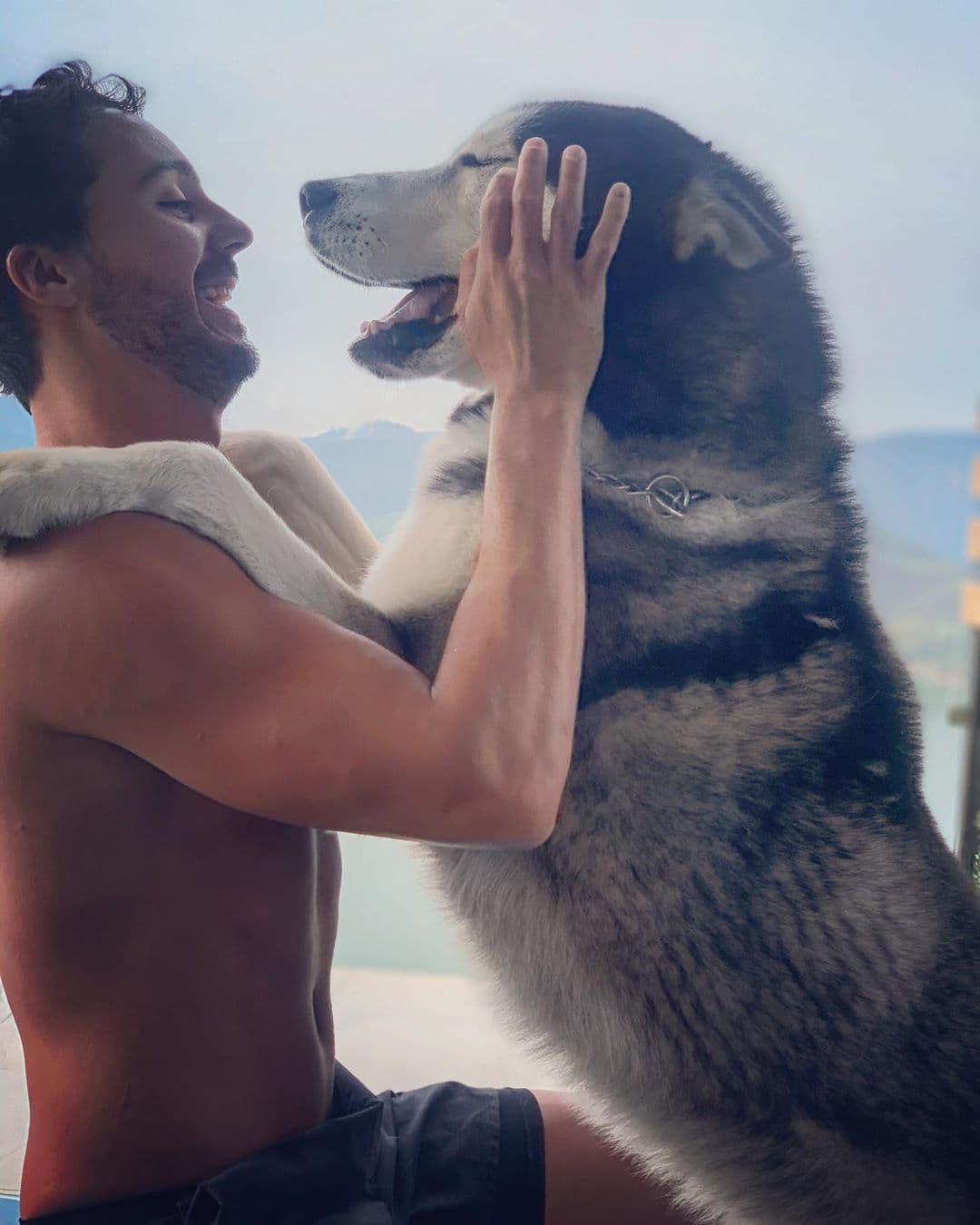 Le encanta los animales, en especial los perros. “Después de 2 meses casi de haberlo rescatado y todo lo que me costó para adaptarlo, estoy feliz de verlo más fuerte, más dócil, amigable y gigante”, dijo en Instagram en julio pasado presentando nuevas imágenes de su mascota llamado Lobo.