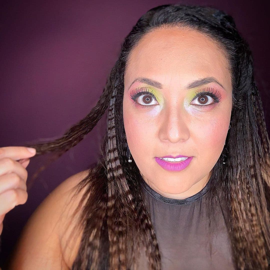 Acá nos regaló otro de los estilos que le ha dado a su cabello y le queda bastante bien.