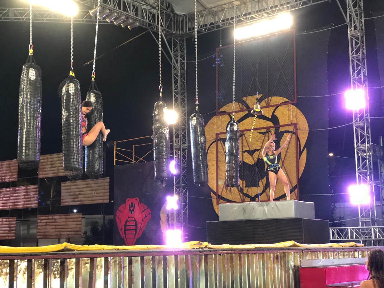 En los ‘Sacos Acuáticos’ se encararon Sebastián y Jorge, siendo el punto para el primero. Siguió Reno, quien avanzó rápido y tocó el badajo mientras Cyntia se quedó varada. Ella replicó lo que hizo su compañera y no le dio oportunidad a Pamela.