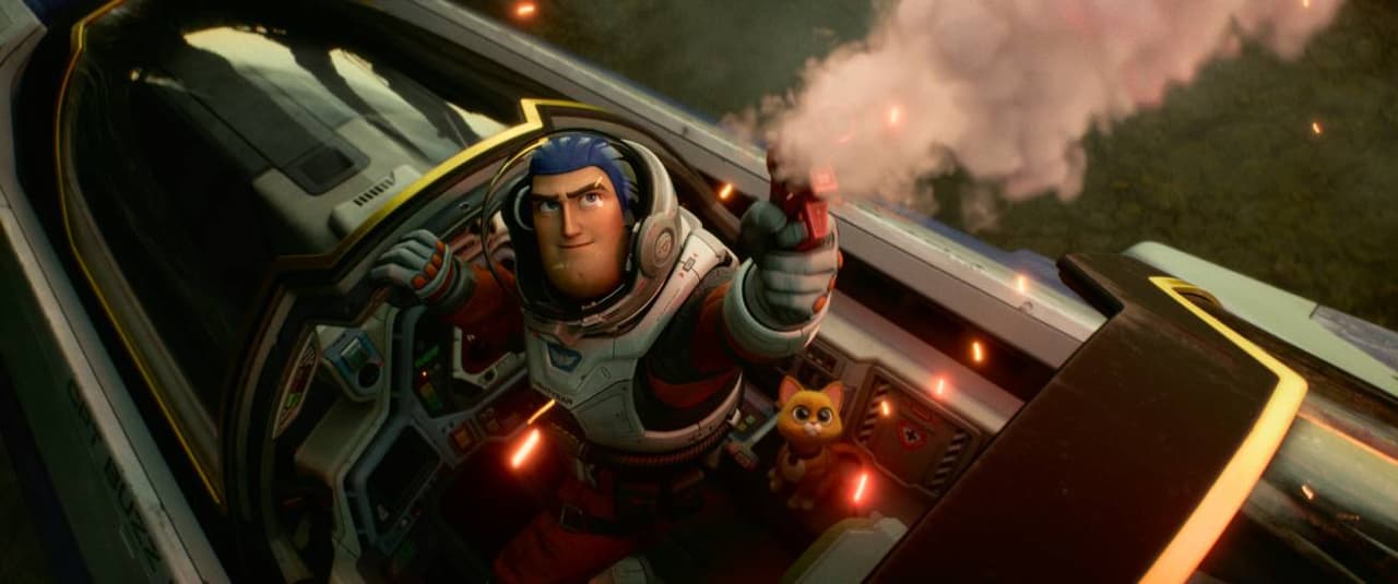 Chris Evans presta su voz a Buzz Lightyear en la versión en inglés.