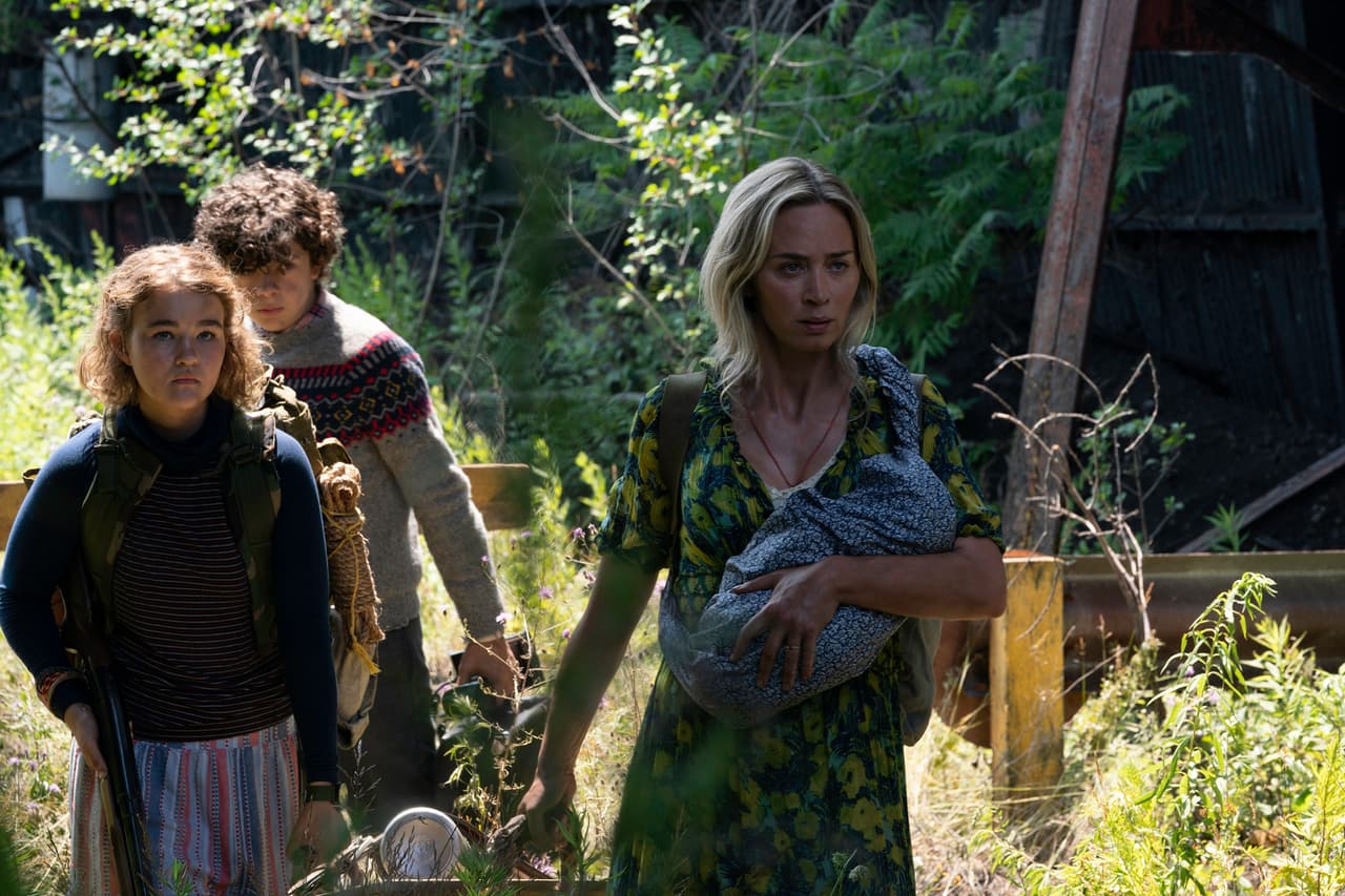 Millicent Simmonds, Noah Jupe y Emily Blunt en la película 'Un Lugar en Silencio Parte II'