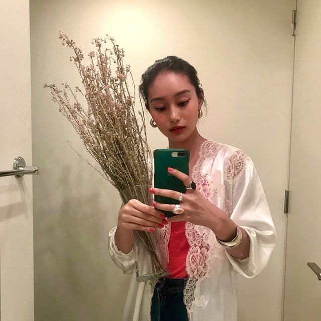 ¿En qué está trabajando ahora? Shiori será parte del elenco principal de la serie dramática para Apple TV dando vida a una ingeniera involucrada en un programa de desarrollo espacial en Japón.