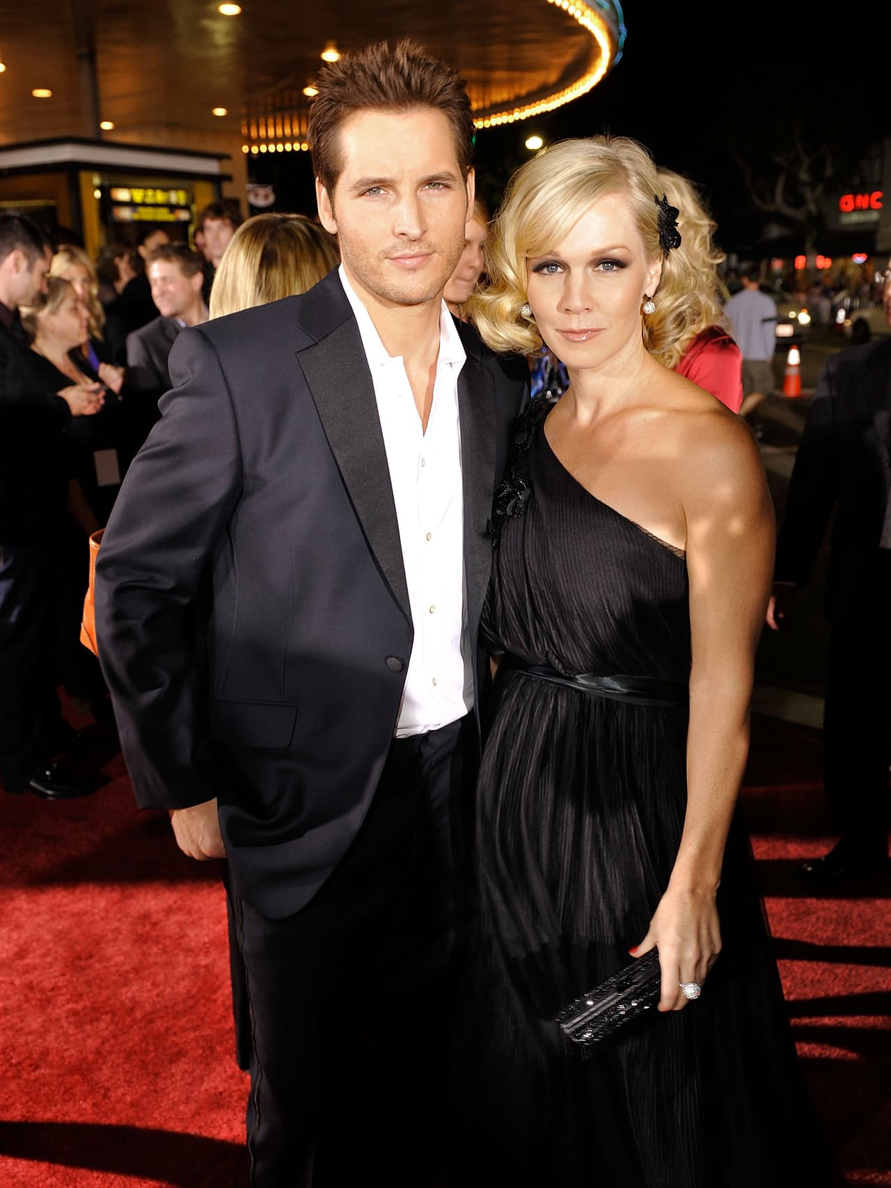 Peter Facinelli, quien interpretó a Carlisle Cullen, acudió con su entonces esposa, Jennie Garth, a la alfombra roja.