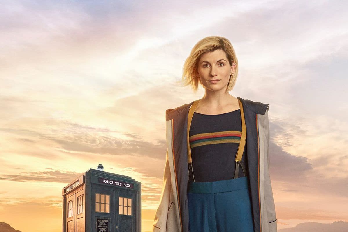 El Doctor es un extraterrestre del planeta Gallifrey que viaja por el tiempo y espacio en su nave en forma de cabina telefónica. Como puede camibar de cuerpo y de género cada que está a punto de morir, 'Doctor Who' se ha mantenido al aire por más de 50 años.