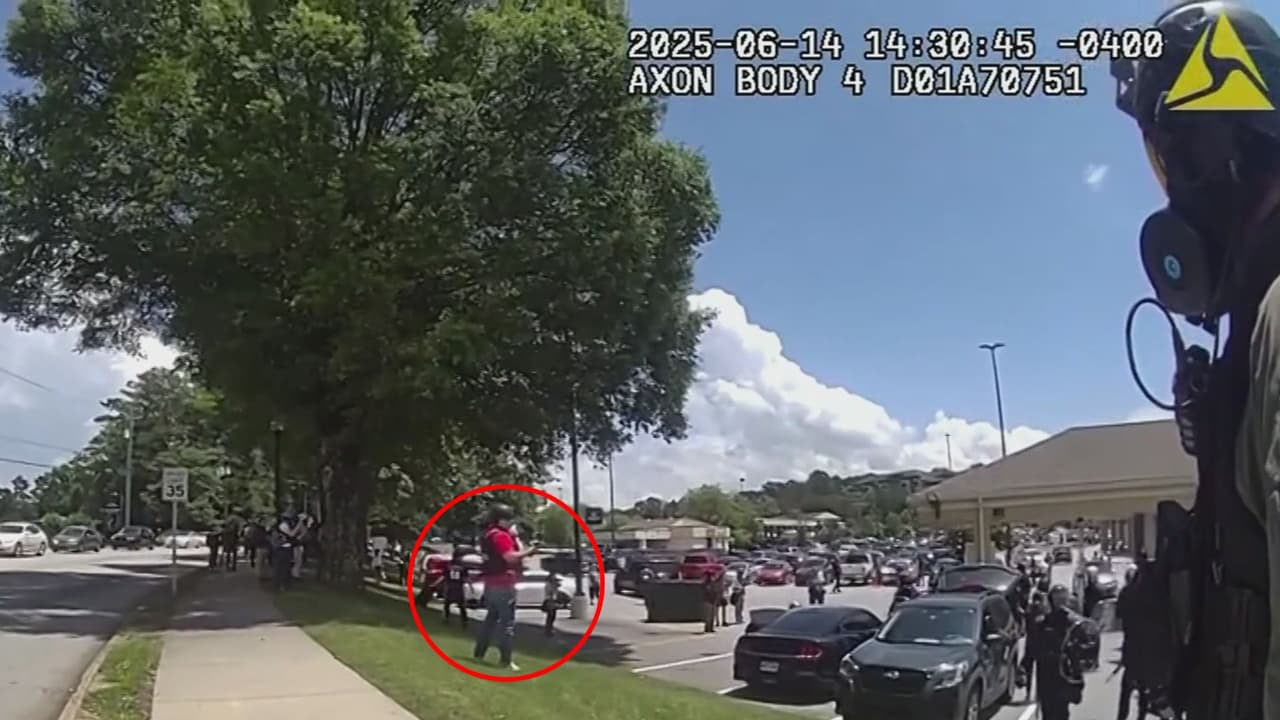 El momento en que arrestan a periodista hispano mientras cubría las protestas 'No Kings' en Atlanta