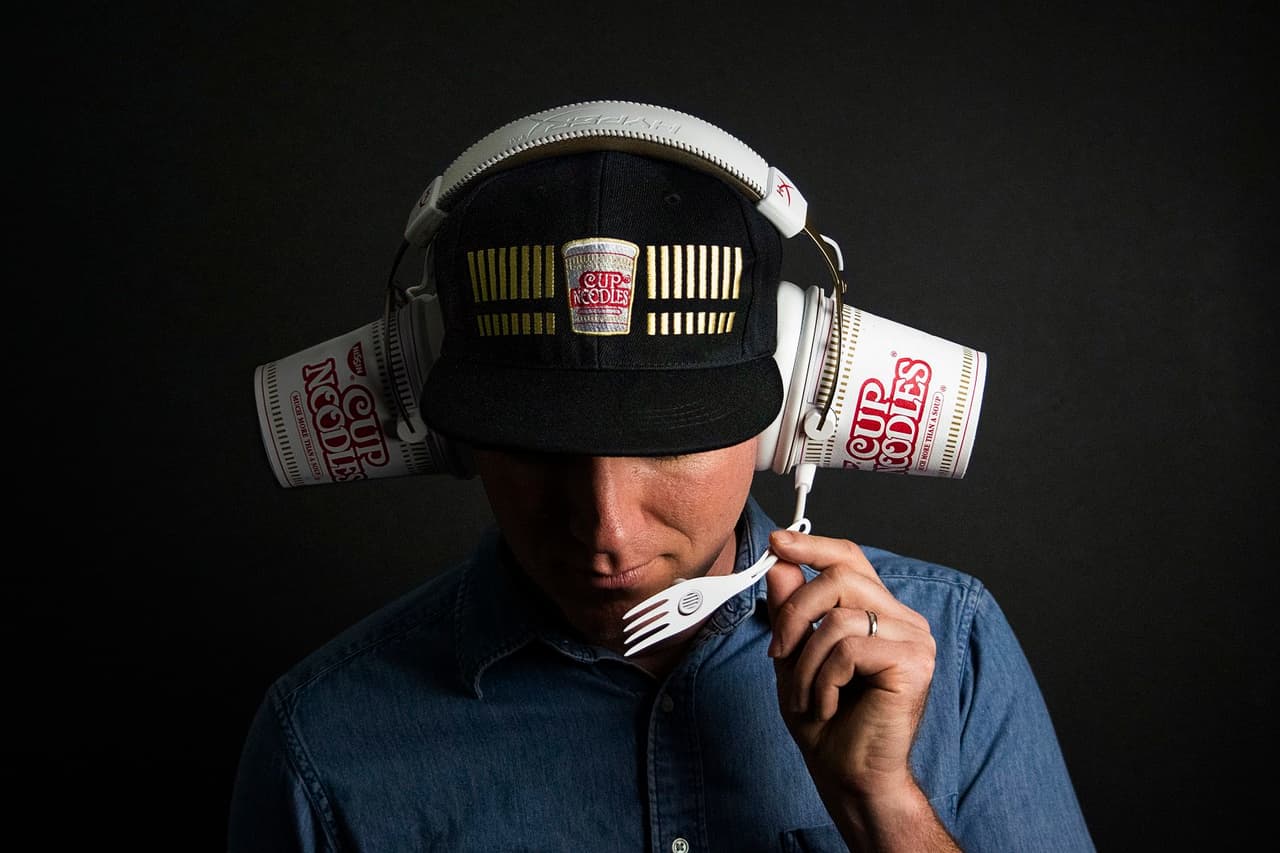 Juega videojuegos y come sopa al mismo tiempo con este headset especial de Nissin.