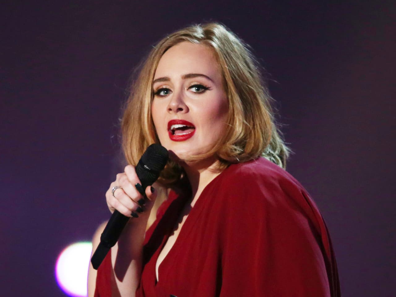En una entrevista con Anderson Cooper, Adele declaró "Nunca he visto una portada de revisto o videos musicales y he dicho: 'necesito verme así si quiere ser exitosa.' Nunca. No quiero ser una mujer súper flaca con las bubies de fuera". Además, en su autobiografía escribió "Solo bajaría de peso si comenzara a afectar mi salud o vida sexual, y no lo hace".