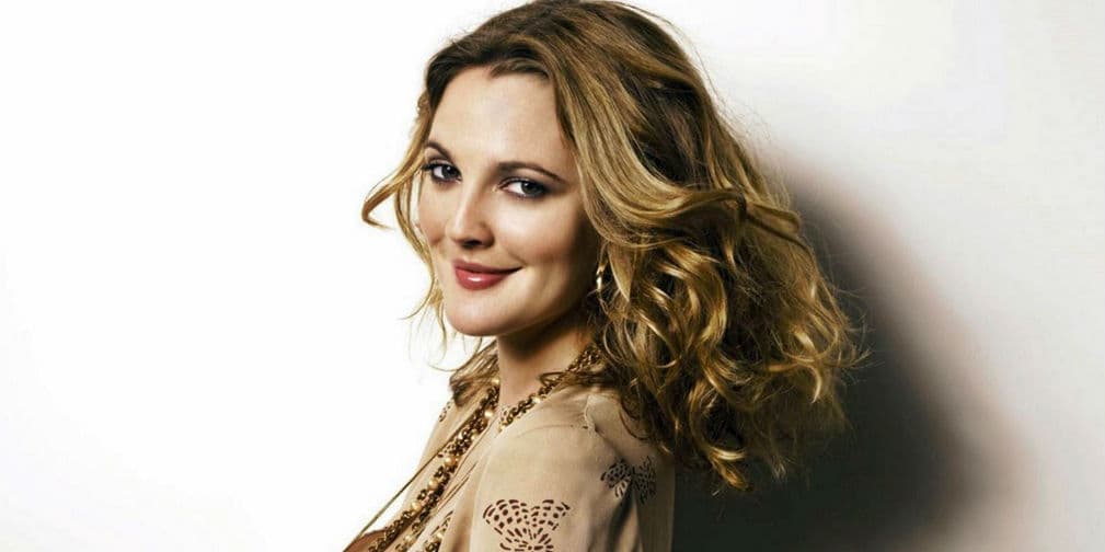 4. Drew Barrymore: La actriz sobrevivió a un incendio en 2001, al ser despertada por los ladridos de su perro.