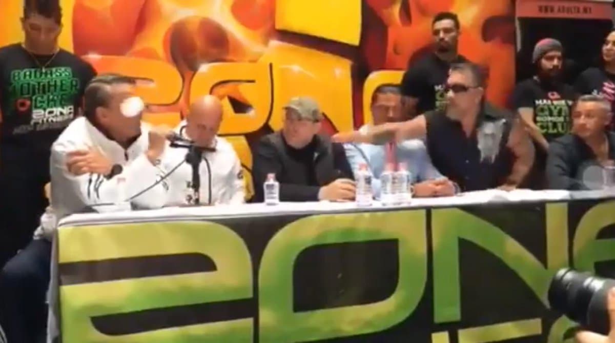 Alfredo Adame y Carlos Trejo dicen que se traen ganas. El actor y el cazafantasmas prometieron por meses agarrarse a cocolazos en público. Pero a la mera hora nada. Sólo nos quedó un botellazo preciso y una batalla de rap deprimente.