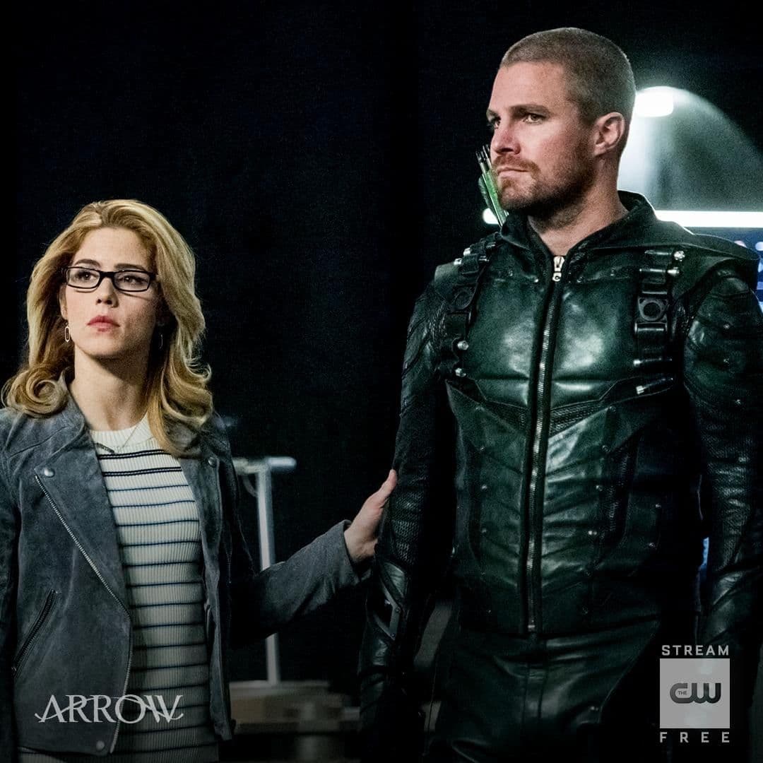 En el tiempo libre que tenía en el set de ‘Arrow’, Emily se juntaba con Steve Amell, quien da vida a Oliver Queen, y otros amigos para ver la serie ‘House of cards’.