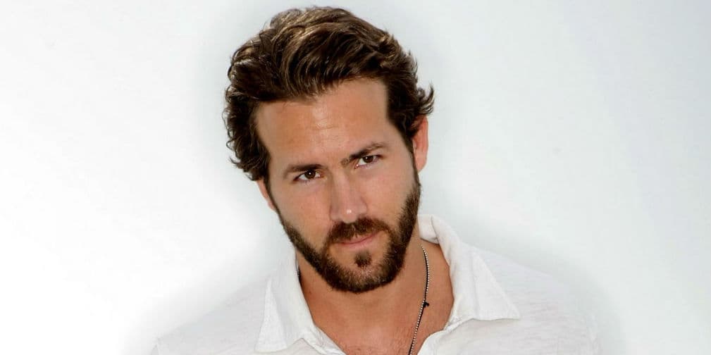 3. Ryan Reynolds: El actor de Deadpool tiene cara de niño travieso, pero se transforma en tipo rudo con barba.