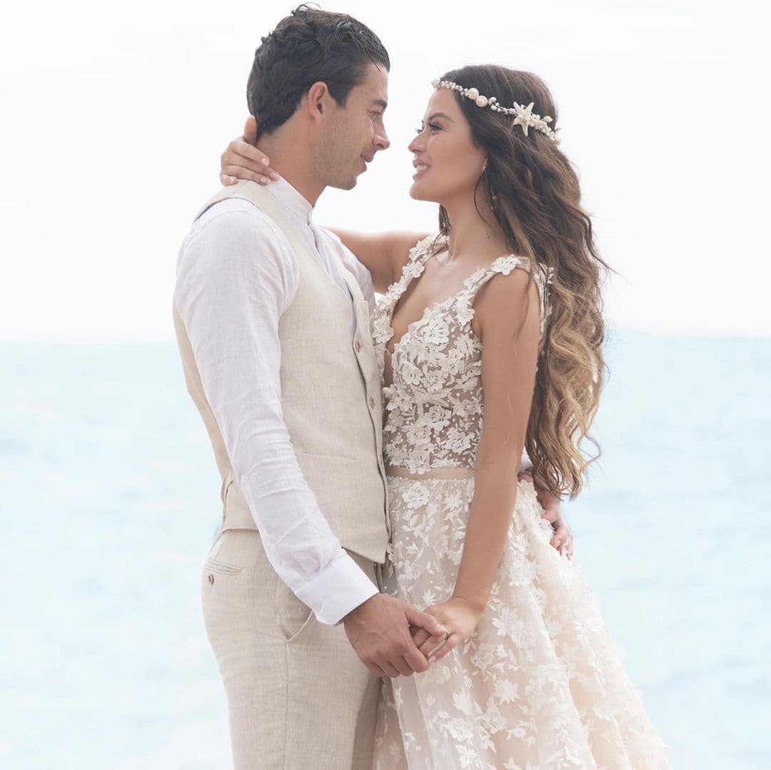 En esa ocasión fue su boda con Óscar Jiménez y hasta los productores asistieron a la boda. Su historia de amor ya te la contamos en otra ocasión, pero basta decir que están muy enamorados y nos encantan como pareja.