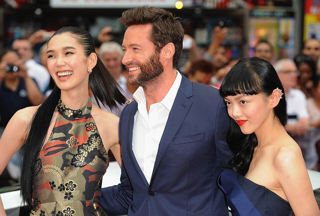 Aquí la vemos con Hugh Jackman y Rila Fukushima en la premiere de 'Wolverine: Inmortal' en Londres, el 16 de julio de 2013.