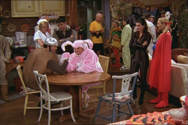 En el episodio 6 de la octava temporada de ‘Friends’, Monica ofrece una fiesta de Halloween y Phoebe decide invitar a su hermana gemela junto con su prometido, quien se confunde y termina besando a Phoebe, ¡y cómo olvidar a Chadler vestido de conejo, a Joey disfrazado de Chadler y a Ross de Sputnik!
