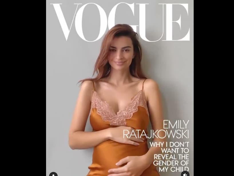 Fue el 26 de octubre de 2020 que Emily compartió la portada virtual que protagonizó para la revista Vogue en la que anunció su embarazo, acompañado de un ensayo de por qué no desea revelar el sexo de su bebé.
