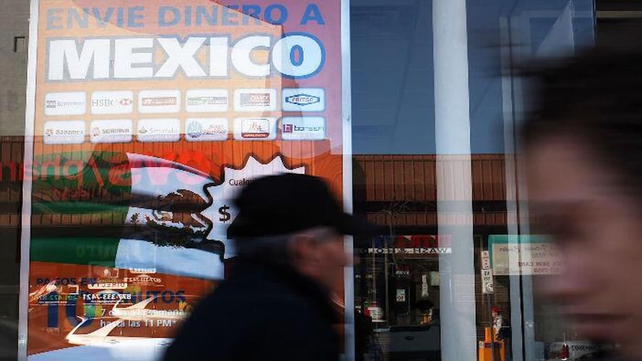 'Tarjeta Paisano': el plan de México para que los inmigrantes no paguen el impuesto a las remesas de EEUU