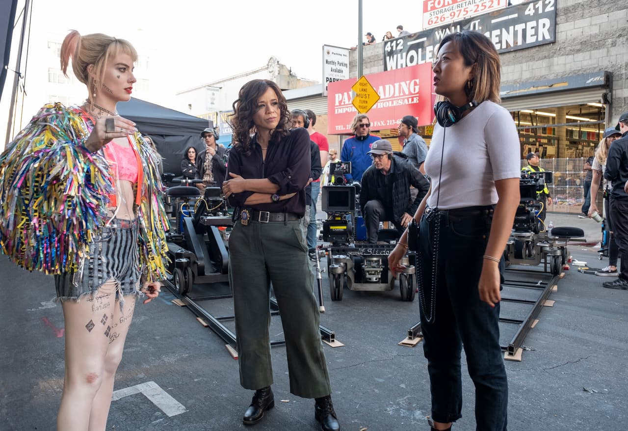 Cathy Yan (
<i>Dead Pigs</i>) dirige la película, a partir de un guión escrito por Christina Hodson (
<i>Bumblebee</i>). La película se estrena el 7 de febrero.