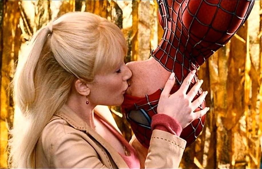 No olvidemos que sí lo besó frente a la pelirroja, aunque ella no sabía quién estaba bajo la máscara del Hombre Araña. Lo feo es que fue igualito al que ellos se dieron, uno de los más emblemáticos del cine.