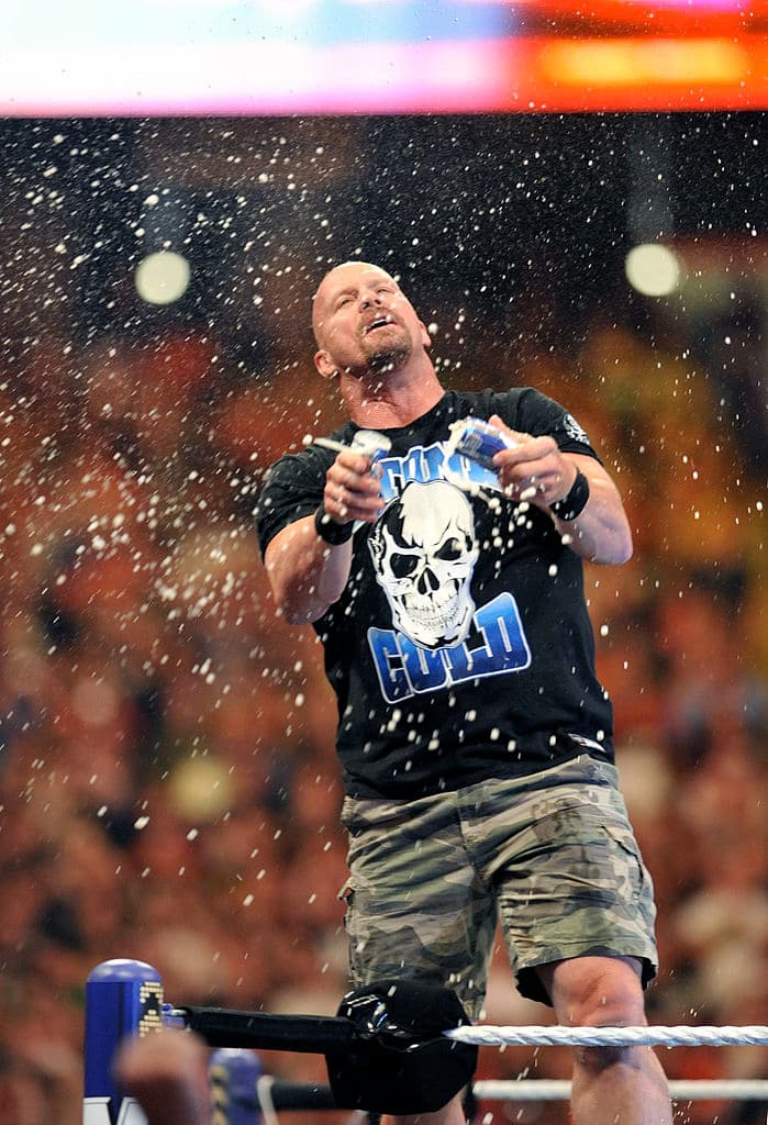 En la lucha libre estadounidesne tenemos a Steve Austin, una leyenda de la WWE, uno de los mejores luchadores en la historia de esta empresa. También es conocido como "The Texas Rattlesnake", es decir, "La víbora de cascabel", pues además de ser de esta parte de Estados Unindos, se ganó este apodo porque al igual que la serpiente de cascabel golpea sin previo aviso.