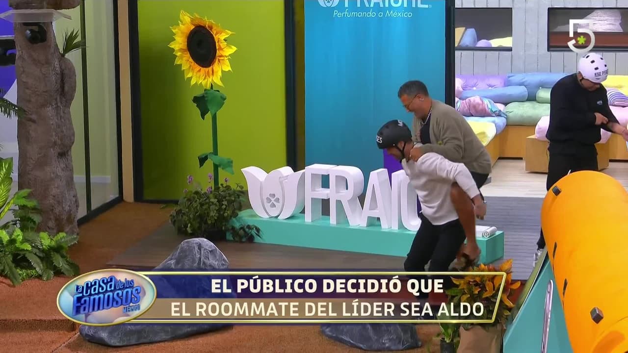 Moisés Peñaloza carga a Aldo Rendón para llevarlo a la Suite del Líder
