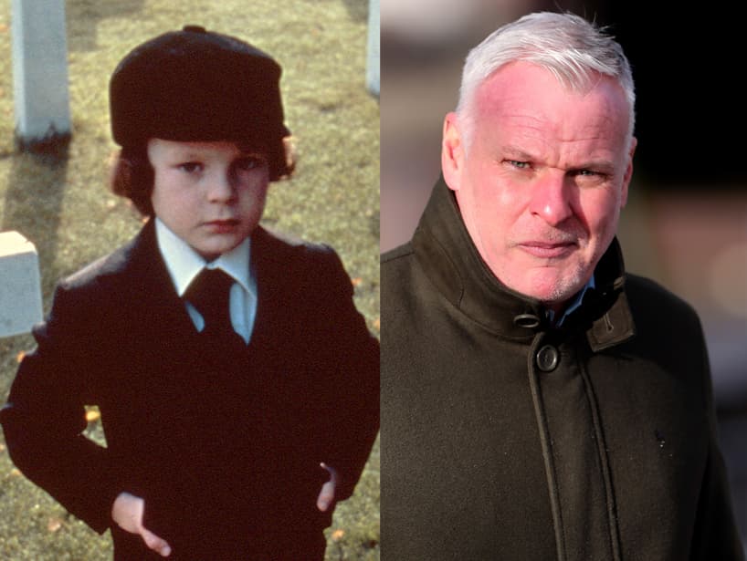 Harvey Stephens tenía solo 5 años cuando encarnó a Damian en ‘La profecía’ (1976). Lamentablemente su carrera no despegó y desde entonces ejerce como promotor inmobiliario, aunque en 2016 protagonizó un gran escándalo en Westerham, Inglaterra, al agredir a dos ciclistas.