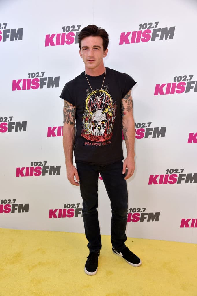 Igualmente le queda un look más rudo, presumiendo sus tatuajes, con cadena y hasta playera de Slayer.