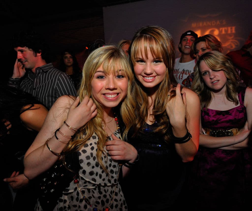 Por cierto, asistió a los Sweet Sixteen de Miranda Cosgrove. En esta foto sale con Jennette McCurdy.