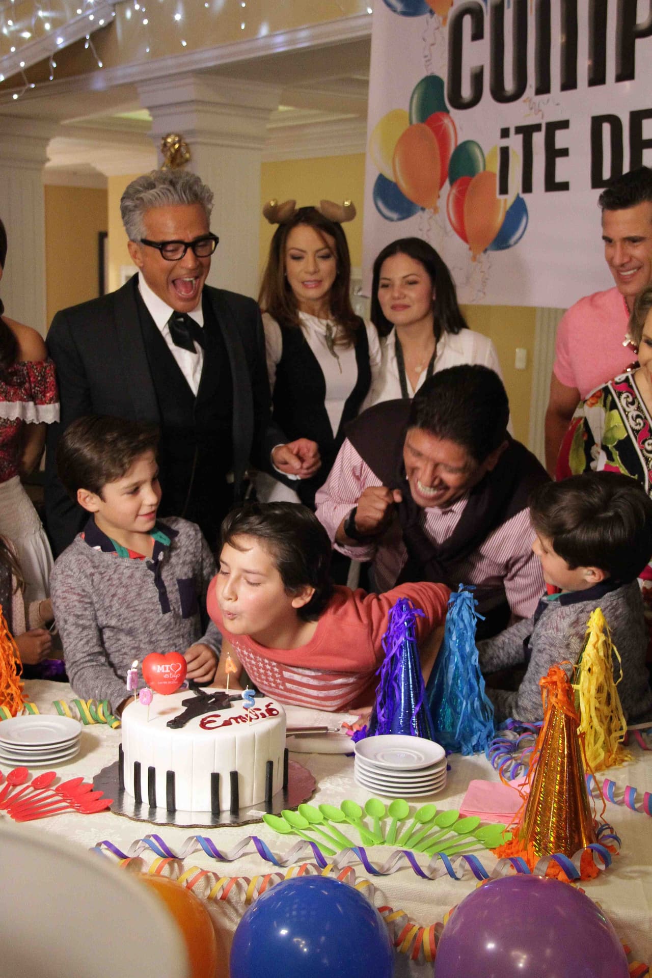 Emilio Osorio celebró su cumpleaños con elenco de Mi Corazón es tuyo