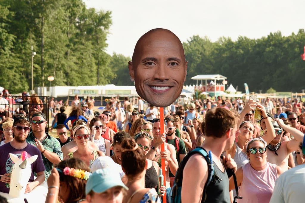 Un fan llevó una foto de "The Rock" al Festival Firefly Music 2017, el 18 de junio de ese año, en Dover, Delaware.