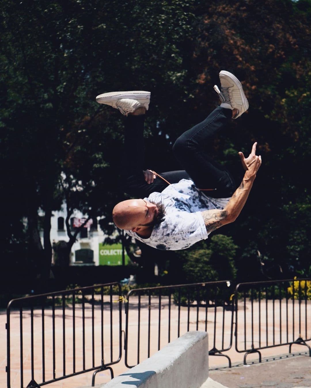 Yann domina a la perfección el parkour, un deporte en el que las personas que lo practican utilizan su cuerpo para superar los obstáculos urbanos que se encuentran a su paso, realizando acrobacias, ¿ya viste sus videos de Instagram practicando esta disciplina?