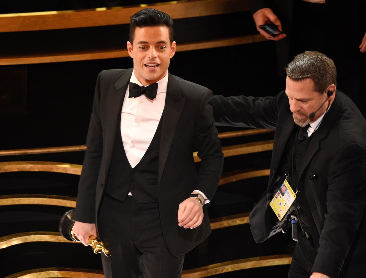 Al terminar la ceremonia, Malek se cayó en las escaleras. Esto ya no se vio en pantalla
