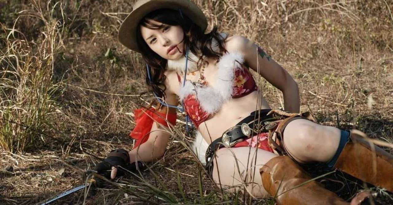 Una japonesa en bikini matando zombies con una katana no necesita tener un buen argumento o gameplay para funcionar. Por eso Oneechanbara dio tanto un videojuego como una película horribles y eso no le quita el status de culto.