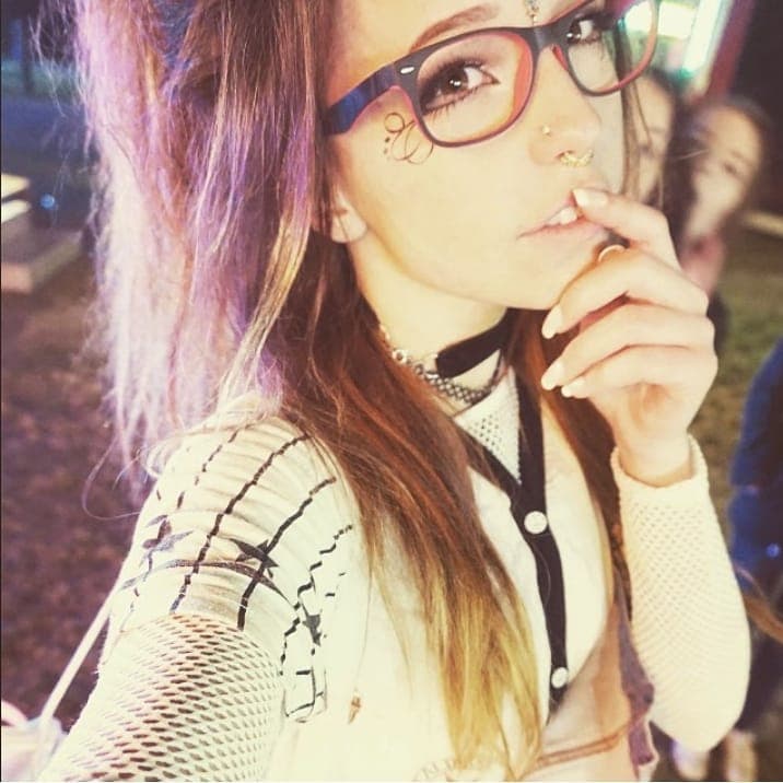Ya encarrerados, te compartimos otros looks de la YouTuber. Ésta es la primera foto de su Instagram actual (@belle.delphiny), porque anteriormente ya han dado de baja su cuenta.