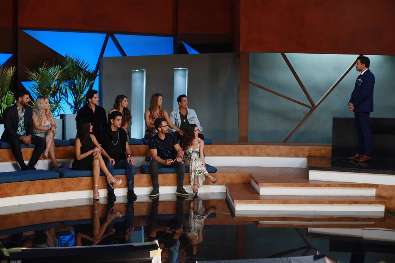 Alma y René se ausentaron en la primera mitad de la ceremonia de eliminación de Inseparables 2022.