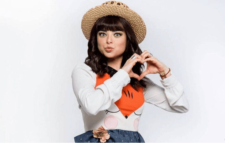 En 2019 se integró a la serie de comedia “Lorenza, bebé a bordo” donde interpreta a “La Cuquis”, una famosa vloguera que da tips a mamás primerizas. Tiene siete hijos, se ha casado tres veces y tiene varias nanas de origen centroamericano a su cargo. Para este 2020 regresó en su segunda temporada.