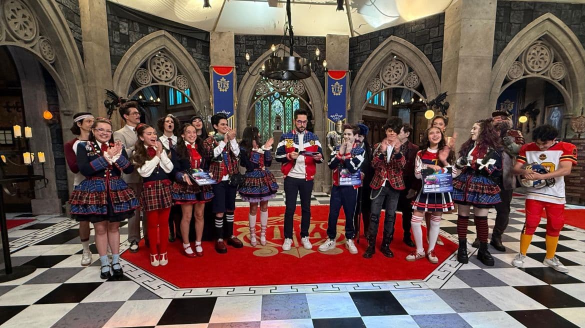 El productor presentó al elenco juvenil de 'Tomy Zombie'