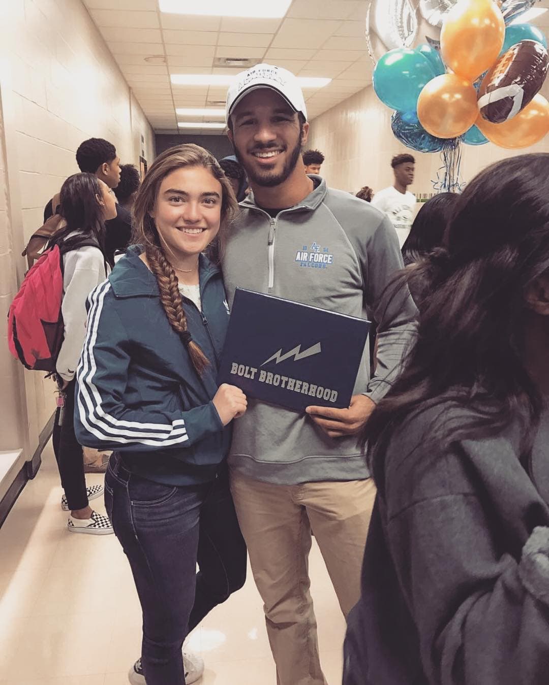 Además, vivió un tiempo en Oklahoma, Estados Unidos, por un intercambio escolar. “En primer lugar, estoy tan orgullosa de que TÚ lo hayas hecho. Gracias por estar conmigo en esta experiencia, has estado haciendo que mi año de estudiante de intercambio sea tan bueno. No importa si vuelvo a México, seguiremos siendo el dúo dinámico”, dijo en febrero de 2017 en Instagram.