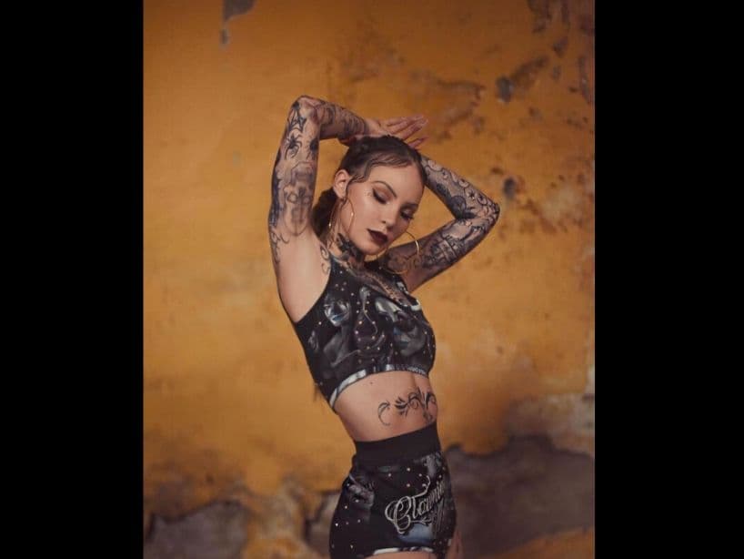 Recientemente enloqueció a sus seguidores por su 'look' lleno de tatuajes, con el cual apareció durante el video que grabó con Los Ángeles Azules, "Amor a Primera Vista" y luego usó en los Spotify Awards.