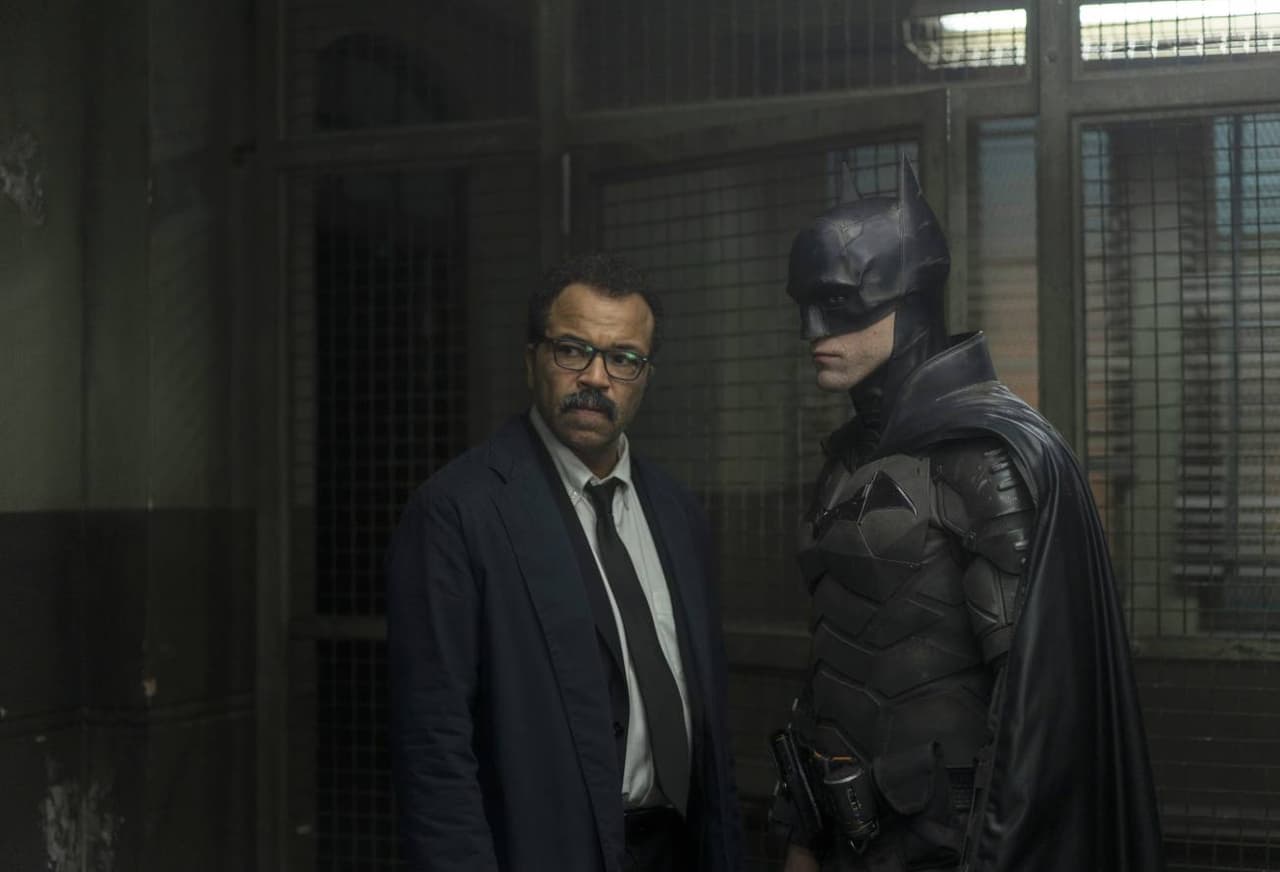 Jeffrey Wright y Robert Pattinson en la película 'Batman'.