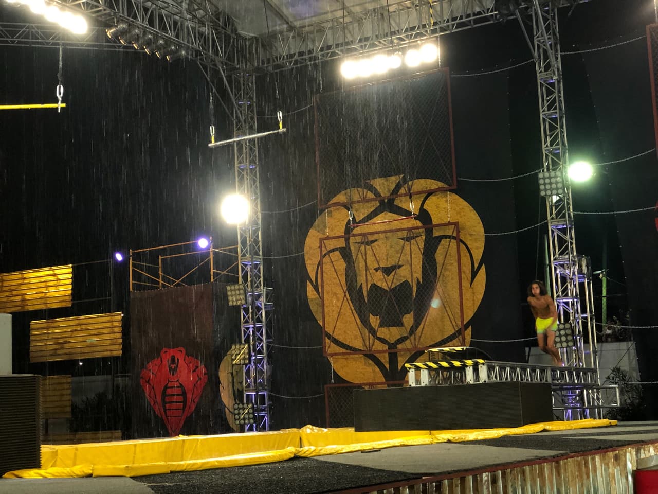 Para el desempate en Trapecios al Agua, Sebastián consiguió el punto a Leones tras vencer a Brandon.
