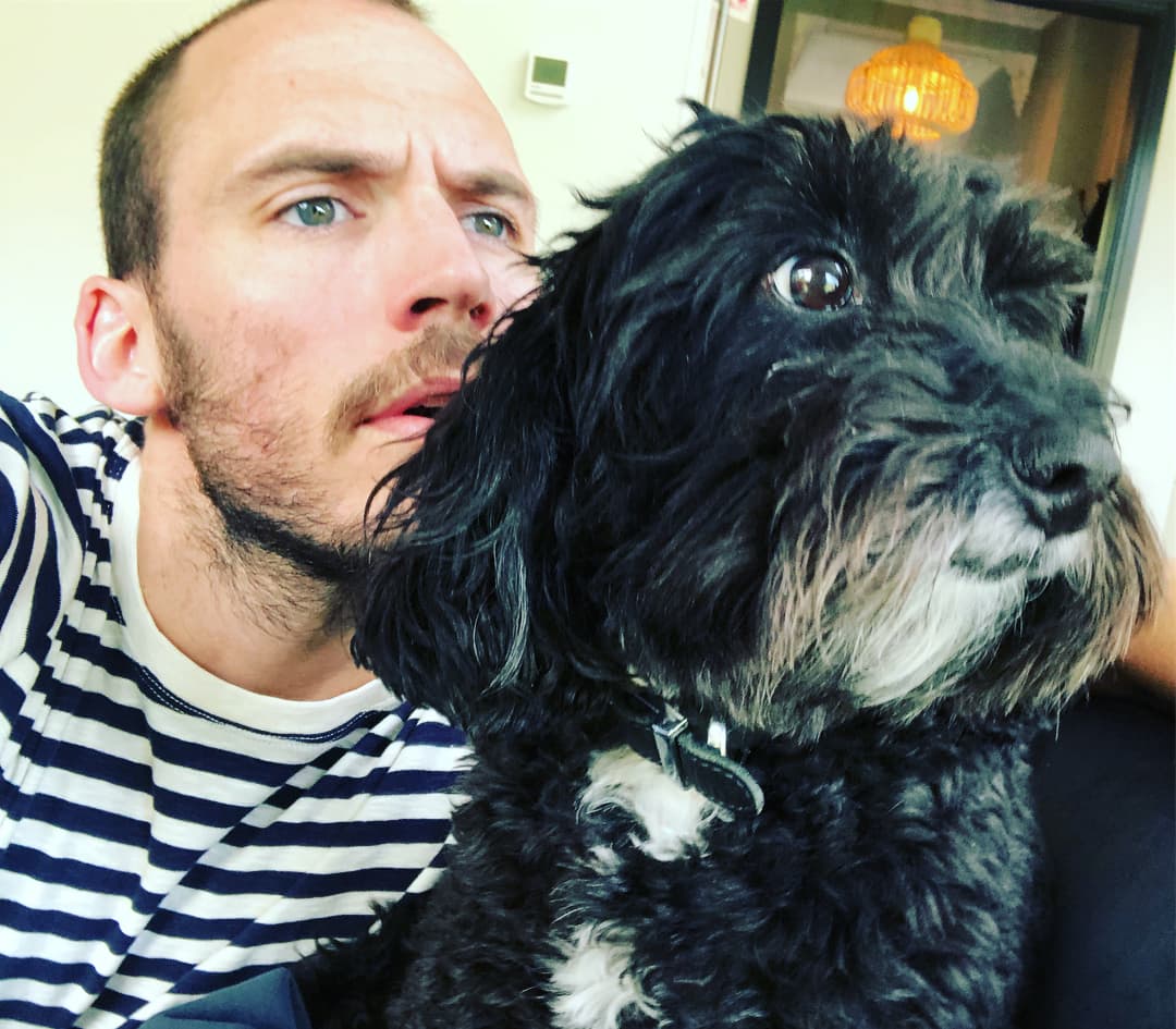 Adora a los animales, en especial a su perrita Rosie.