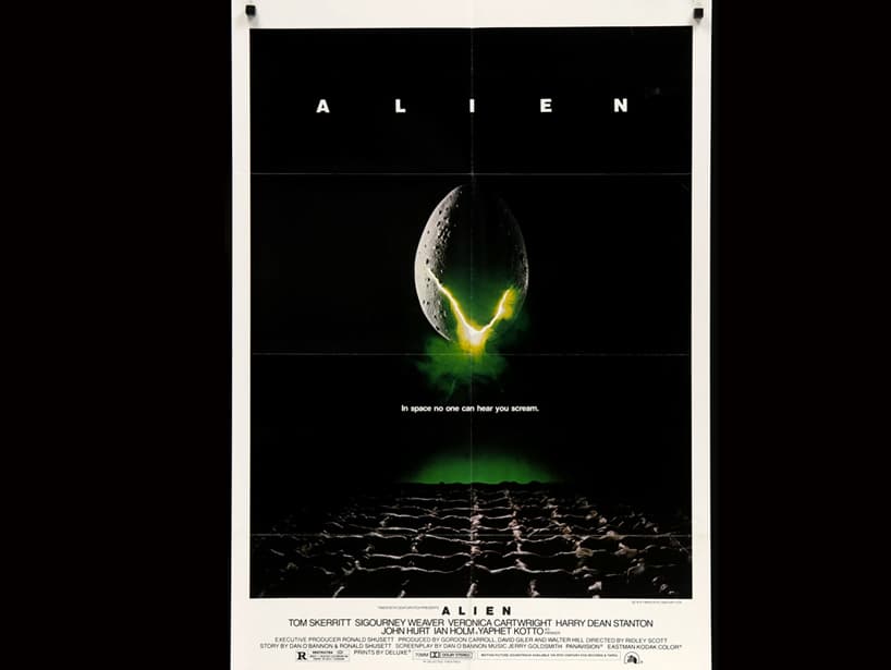 9- Alien (1979). Ridley Scott entra en la lista con este clásico que muestra a la tripulación de la nave espacial Nostromo que atiende una señal de auxilio y, sin saberlo, se encuentra con una forma de vida extraterrestre letal y aterradora.